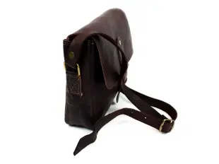 Дамска чанта в тъмно кафяв цвят